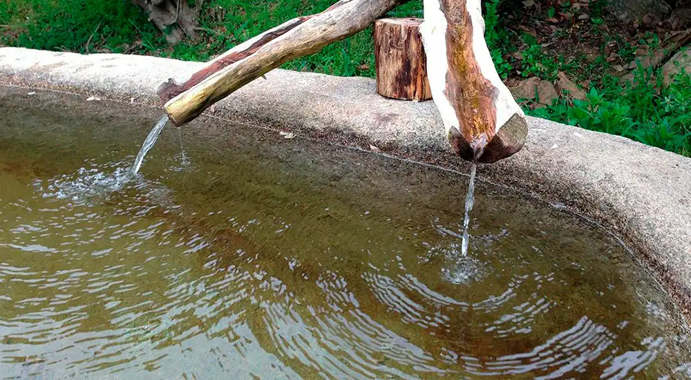 Agua limpia de manantial