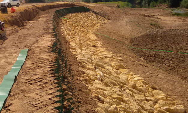 Instalación de muros de encauzamiento con Geoceldas