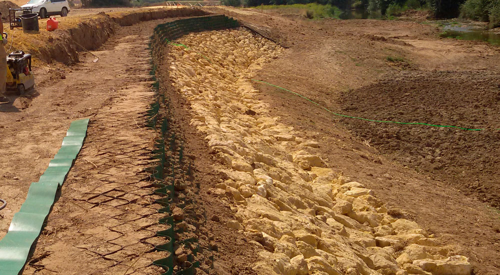 Instalación de muros de encauzamiento con Geoceldas