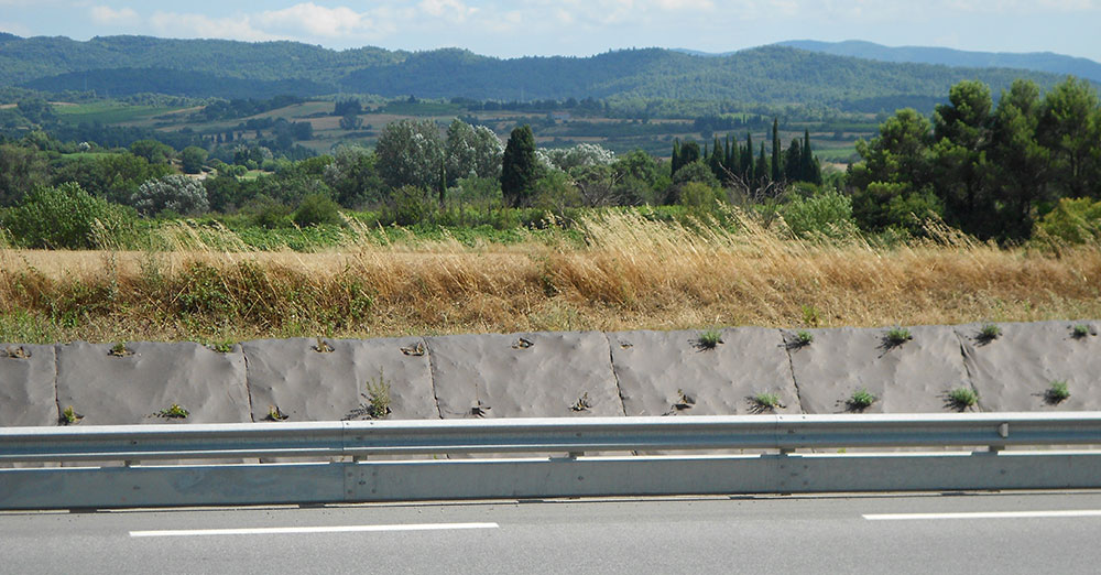 Manta antihierba biodegradable en autopistas