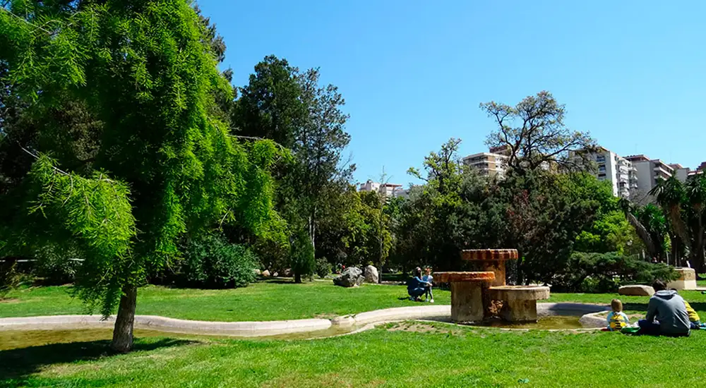 Parque urbano con cielo limpio