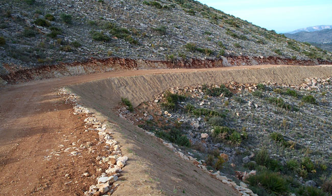 Mejora de terraplenes en pista forestal