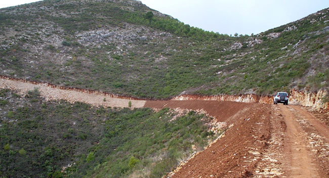 Mejora de terraplenes en pista forestal